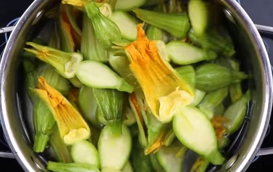 Nụ b&iacute; luộc