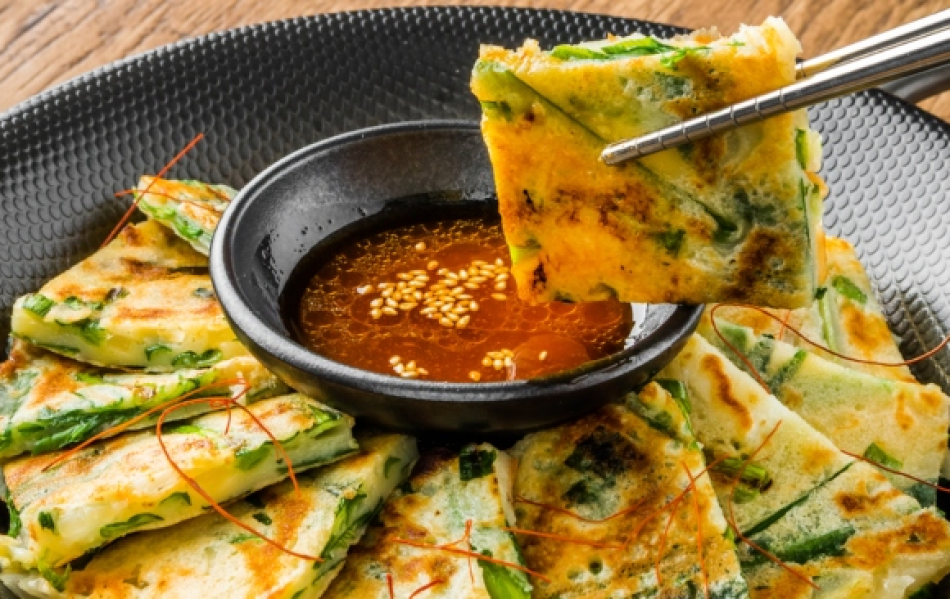 Trứng Chi&ecirc;n H&agrave;nh / L&aacute; Mơ